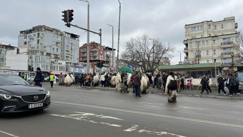 Кукерското шествие затвори улици в Меден рудник, движението се спира поетапно - E-Burgas.com