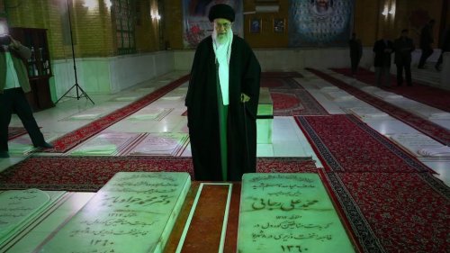 Иран в траур и гняв: десетки хиляди по улиците след смъртта на Али Хаменей, армията обещава мъст - E-Burgas.com