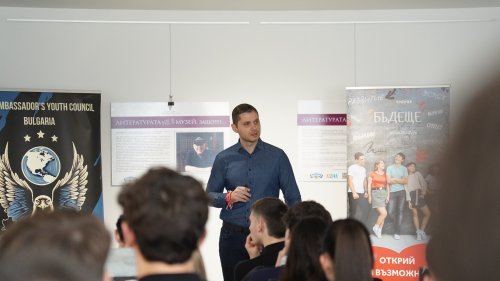  Десетки млади хора от Бургас се срещнаха с представители на бизнеса в рамките на инициативата „Среща с големия бизнес“ - E-Burgas.com