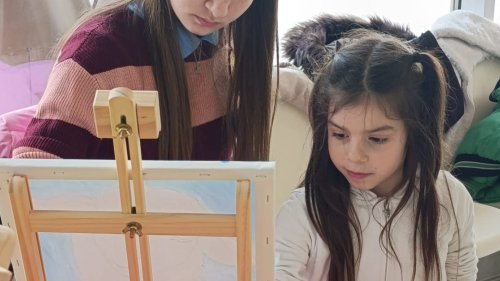 Деца от Бургас рисуват доброта: великденски пленер обедини училища и академия в кауза за възрастните - E-Burgas.com