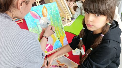 Деца от Бургас рисуват доброта: великденски пленер обедини училища и академия в кауза за възрастните - E-Burgas.com