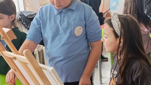 Деца от Бургас рисуват доброта: великденски пленер обедини училища и академия в кауза за възрастните - E-Burgas.com