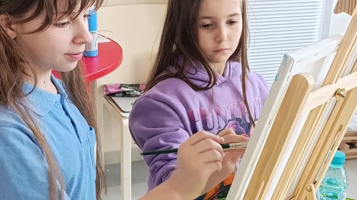 Деца от Бургас рисуват доброта: великденски пленер обедини училища и академия в кауза за възрастните - E-Burgas.com