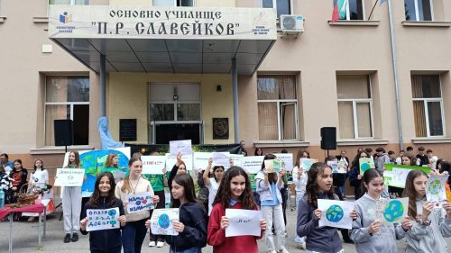 ОУ „П. Р. Славейков“ отбеляза Деня на Земята с еко празник и силни послания от децата - E-Burgas.com