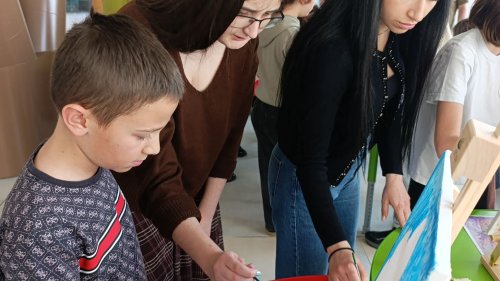 Деца от Бургас рисуват доброта: великденски пленер обедини училища и академия в кауза за възрастните - E-Burgas.com