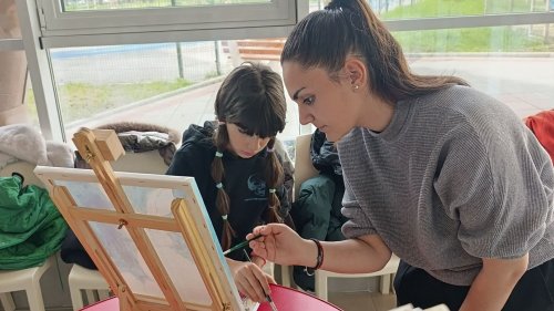 Деца от Бургас рисуват доброта: великденски пленер обедини училища и академия в кауза за възрастните - E-Burgas.com