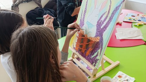 Деца от Бургас рисуват доброта: великденски пленер обедини училища и академия в кауза за възрастните - E-Burgas.com