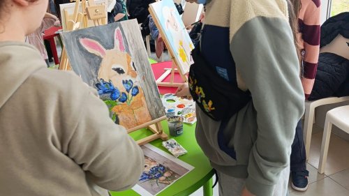 Деца от Бургас рисуват доброта: великденски пленер обедини училища и академия в кауза за възрастните - E-Burgas.com