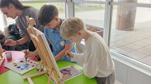 Деца от Бургас рисуват доброта: великденски пленер обедини училища и академия в кауза за възрастните - E-Burgas.com