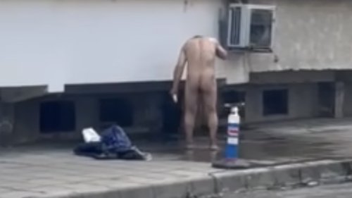 Гола баня на улицата в Бургас! Мъж се изкъпа на улук пред погледите на минувачи - E-Burgas.com