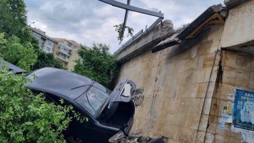 Мигрантски канал завърши с полет от надлеза в Бургас. Шофьорът избяга и заряза трима мароканци в смазания автомобил - E-Burgas.com