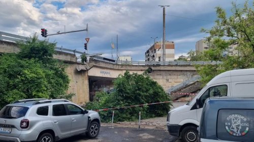 Мигрантски канал завърши с полет от надлеза в Бургас. Шофьорът избяга и заряза трима мароканци в смазания автомобил - E-Burgas.com