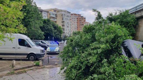 Мигрантски канал завърши с полет от надлеза в Бургас. Шофьорът избяга и заряза трима мароканци в смазания автомобил - E-Burgas.com