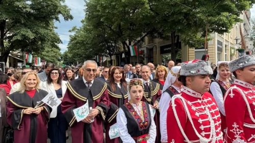 Бургас тръгна в шествие на духа! Хиляди изпълниха центъра за 24 май - E-Burgas.com