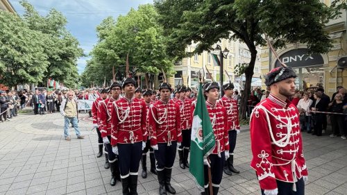 Бургас тръгна в шествие на духа! Хиляди изпълниха центъра за 24 май - E-Burgas.com