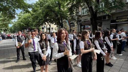 Бургас тръгна в шествие на духа! Хиляди изпълниха центъра за 24 май - E-Burgas.com