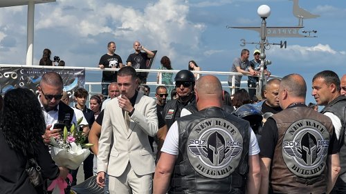 Абитуриентът Петър Стоянов бе изпратен с чест и уважение от мотористите на „Ню Рейс МСС“ - E-Burgas.com
