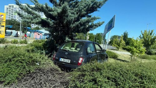 Градски автобус удари лек автомобил на кръговото до КАТ в Бургас. Колата излетя извън платното и се удари в стълб - E-Burgas.com