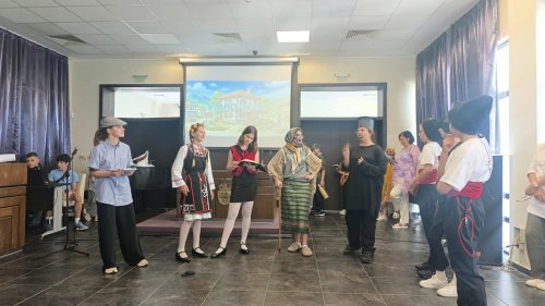 Младите таланти от ОУ „П. Р. Славейков“ представиха спектакъла „Умно село“ в Морско казино - E-Burgas.com