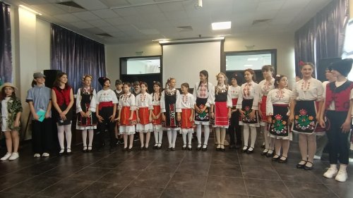 Младите таланти от ОУ „П. Р. Славейков“ представиха спектакъла „Умно село“ в Морско казино - E-Burgas.com