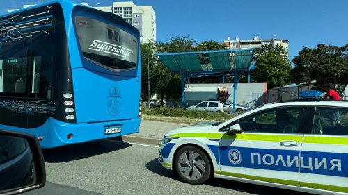 Градски автобус удари лек автомобил на кръговото до КАТ в Бургас. Колата излетя извън платното и се удари в стълб - E-Burgas.com