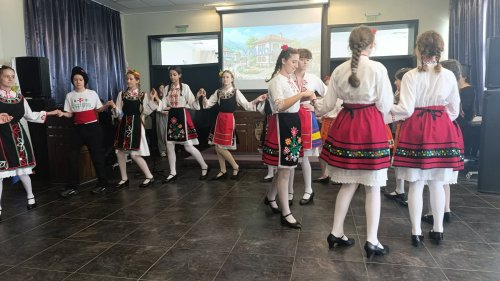 Младите таланти от ОУ „П. Р. Славейков“ представиха спектакъла „Умно село“ в Морско казино - E-Burgas.com