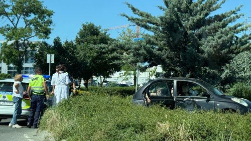 Градски автобус удари лек автомобил на кръговото до КАТ в Бургас. Колата излетя извън платното и се удари в стълб - E-Burgas.com