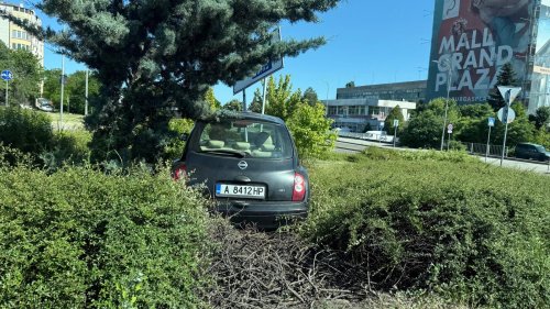 Градски автобус удари лек автомобил на кръговото до КАТ в Бургас. Колата излетя извън платното и се удари в стълб - E-Burgas.com