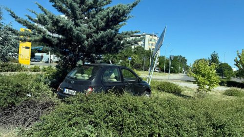 Градски автобус удари лек автомобил на кръговото до КАТ в Бургас. Колата излетя извън платното и се удари в стълб - E-Burgas.com