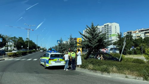 Градски автобус удари лек автомобил на кръговото до КАТ в Бургас. Колата излетя извън платното и се удари в стълб - E-Burgas.com