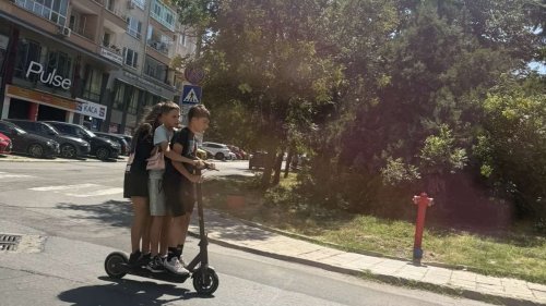 Опасна мода сред деца в Бургас. По трима на една електрическа тротинетка - E-Burgas.com