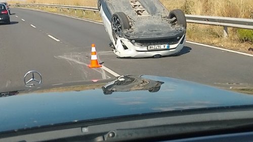Автомобил се обърна по таван на пътя Поморие-Бургас, движението е затруднено - E-Burgas.com