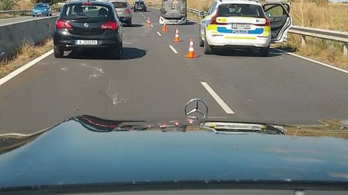 Автомобил се обърна по таван на пътя Поморие-Бургас, движението е затруднено - E-Burgas.com