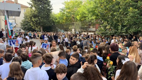 Първият учебен ден в ОУ „Петко Рачев Славейков“ започна с празник за знанието и личен празник за директора - E-Burgas.com