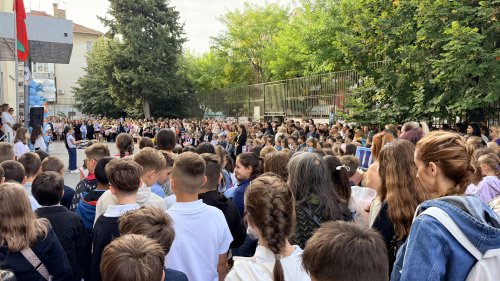 Първият учебен ден в ОУ „Петко Рачев Славейков“ започна с празник за знанието и личен празник за директора - E-Burgas.com